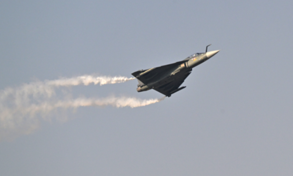 Indian fighter jet crashes and catches fire at Dubai Airshow, killing pilot.