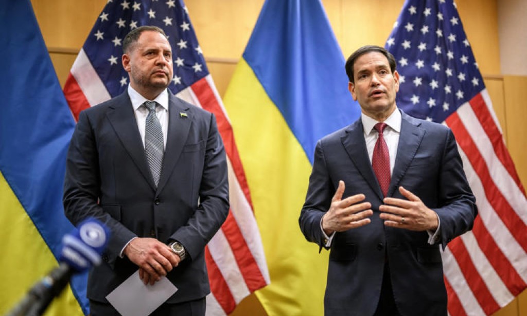 U.S. Army secretary warned Ukraine of imminent defeat while pushing initial peace plan