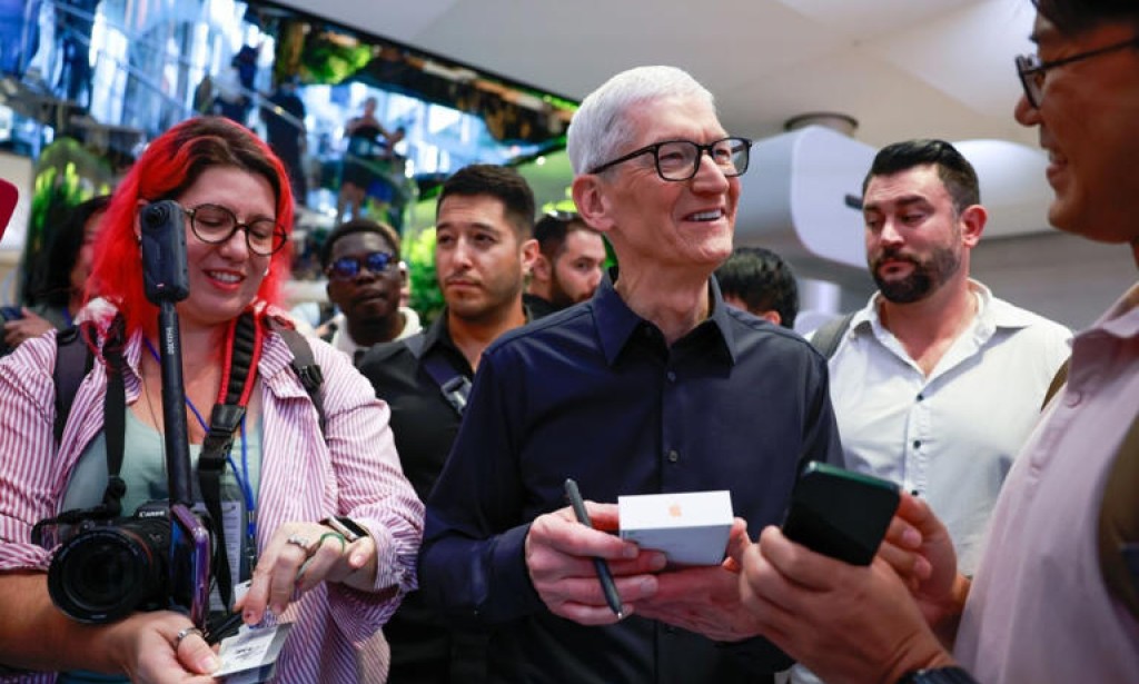 Apple departures point to challenges for iPhone’s dominance