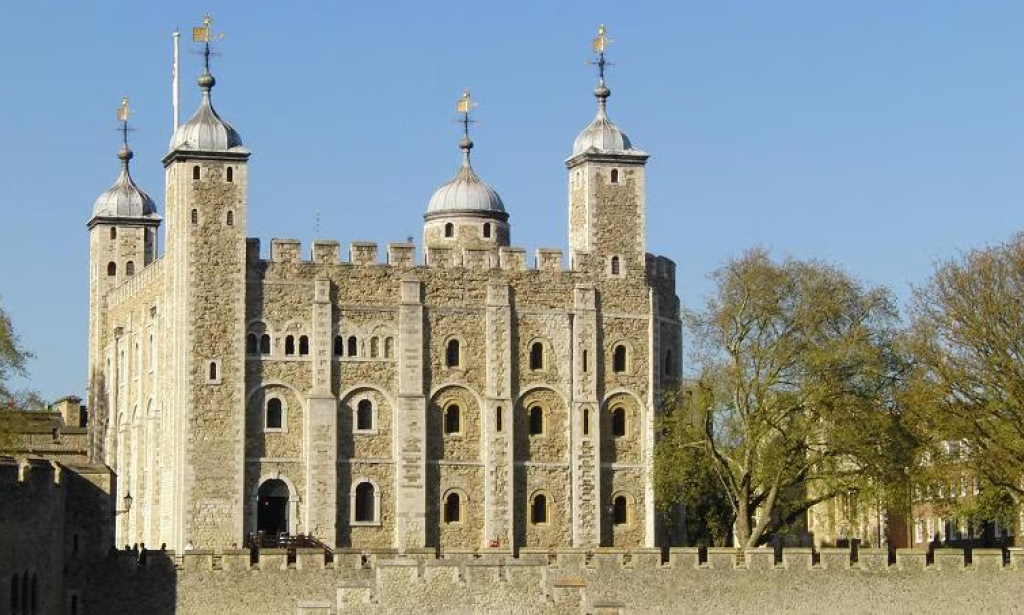 Crumble e crema contro una teca con i gioielli della Corona, chiusa la Torre di Londra