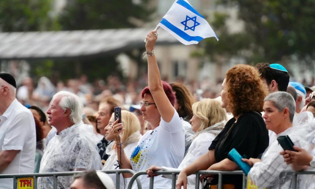 Families of Bondi victims call for federal royal commission