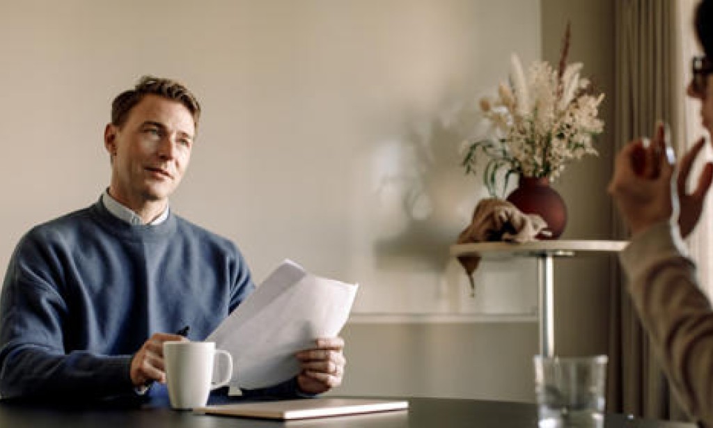 Retired ICE agent reviews deadly Minneapolis shooting video frame-by-frame, questions tactics used